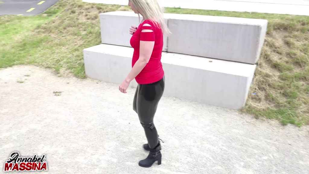 sexy foto nr. 2 von Typen auf Straße klargemacht, Cumshot auf Latex Arsch