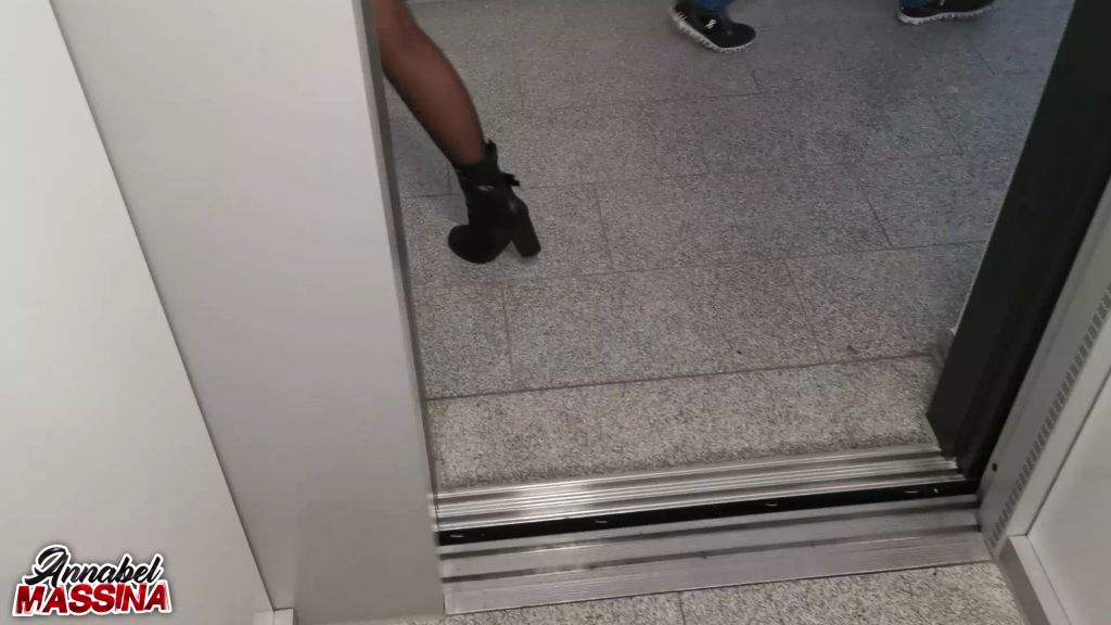 sexy foto nr. 2 von Azubi fickt mich hinter Chefins Türen