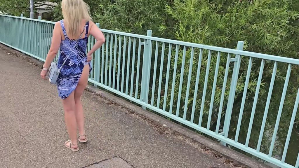 sexy foto nr. 2 von Auslaufende Milf Schlampe geht auf Fickfang mit Sperma Spiel