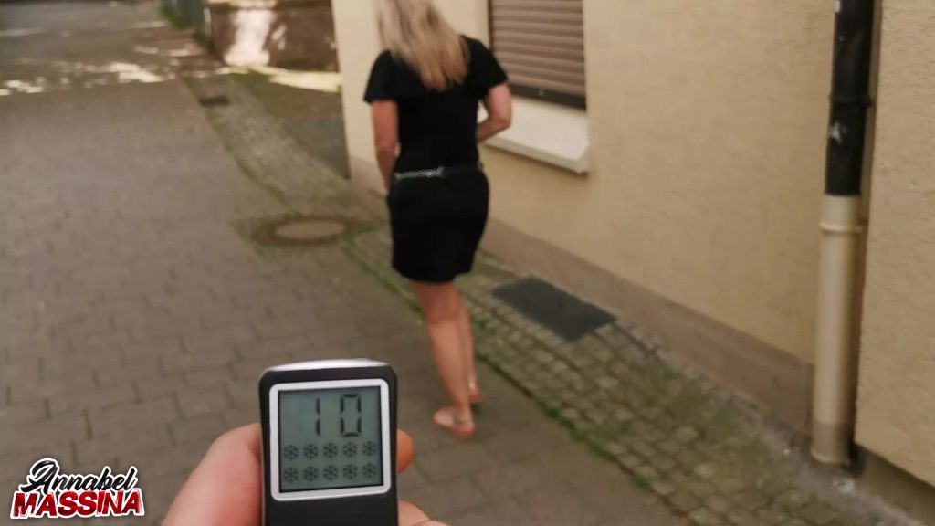 sexy foto nr. 9 von Ferngesteuerte Fotzen Orgasmuskontrolle mitten in der Stadt.