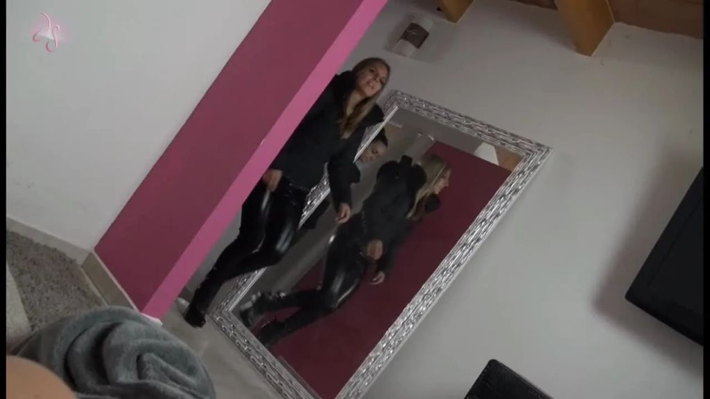 sexy foto nr. 1 von Stiefschwestern den Arsch weggesprengt!