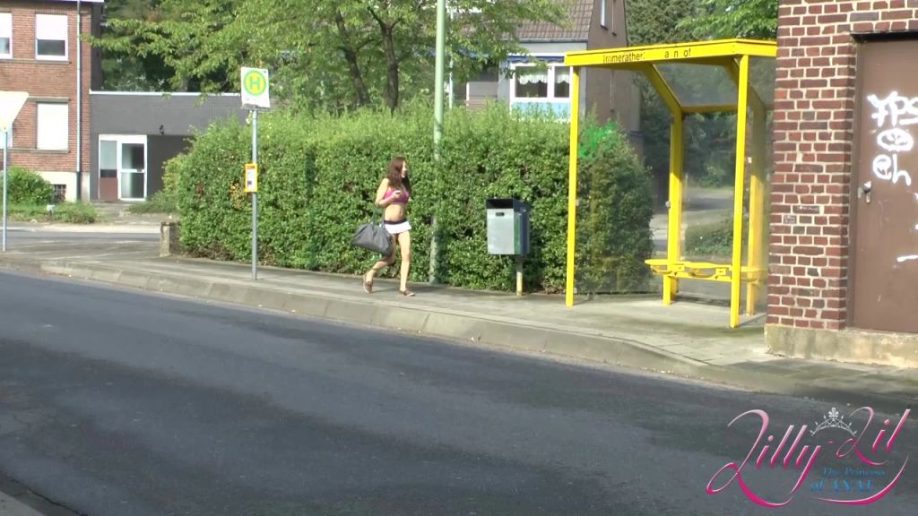 sexy foto nr. 2 von Squirten an der Bushaltestelle ist soo geil
