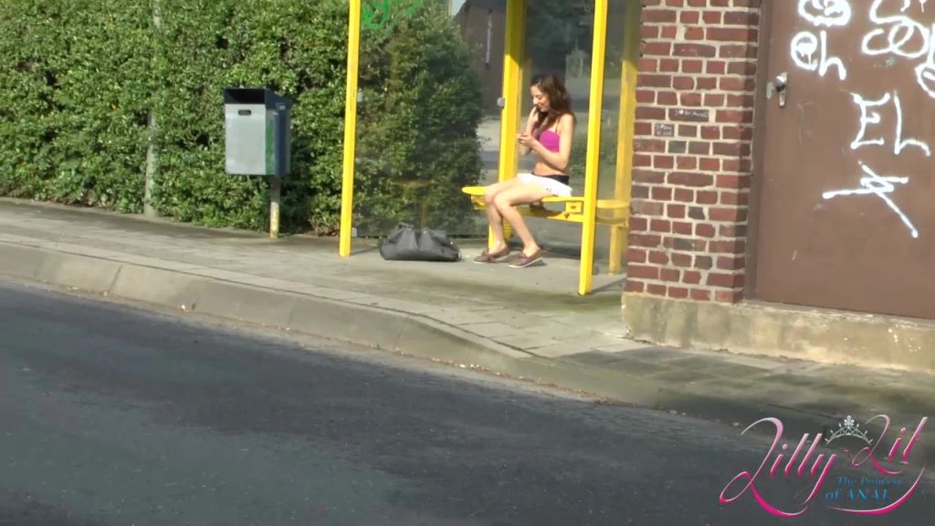 sexy foto nr. 3 von Squirten an der Bushaltestelle ist soo geil