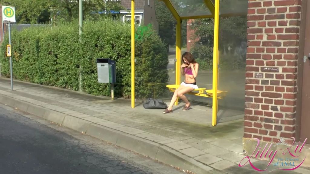 sexy foto nr. 4 von Squirten an der Bushaltestelle ist soo geil