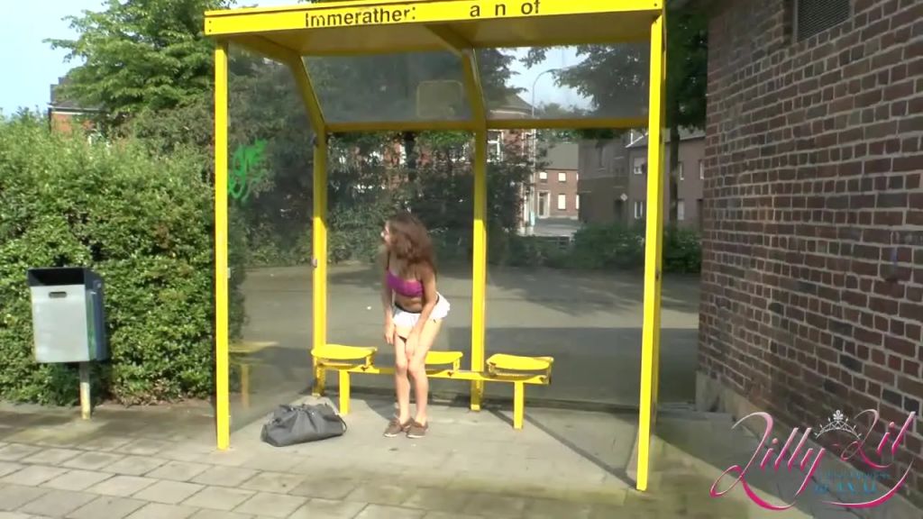 sexy foto nr. 5 von Squirten an der Bushaltestelle ist soo geil