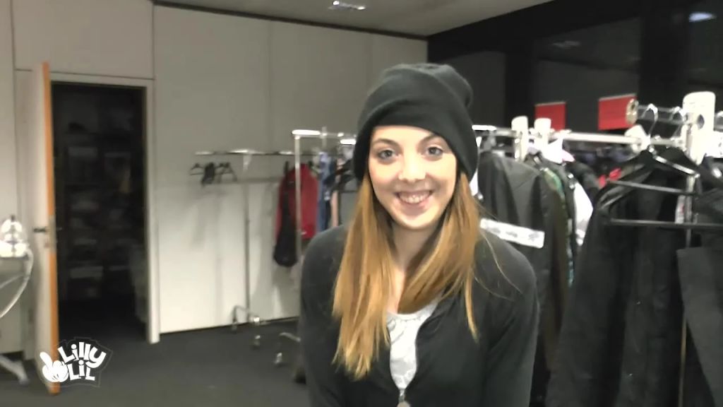 sexy foto nr. 2 von TV-Sender Umkleiden Public Quickie - Türchen Nr.12