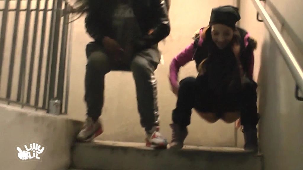 sexy foto nr. 8 von Doppelt Public Piss Aktion