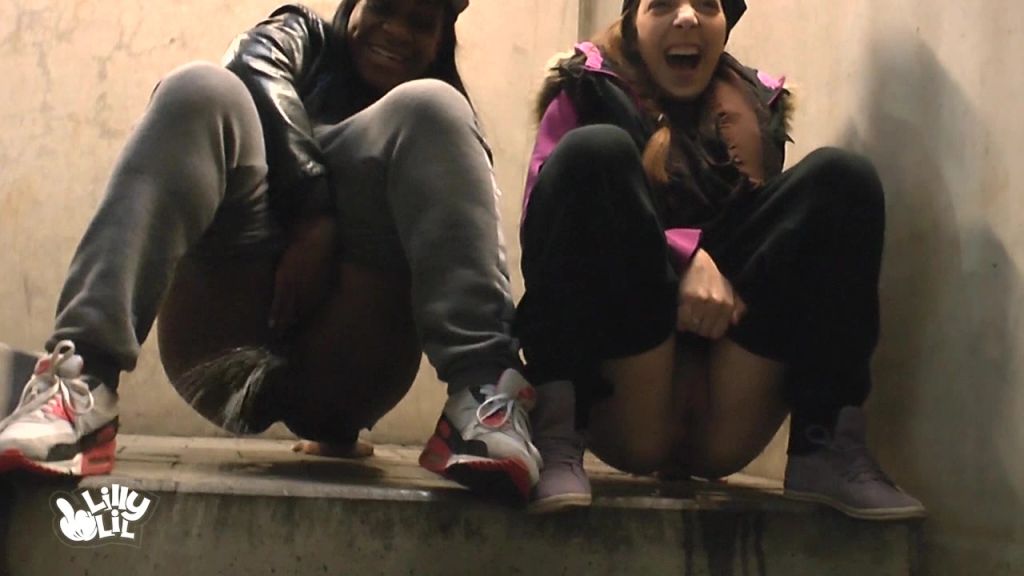 sexy foto nr. 9 von Doppelt Public Piss Aktion