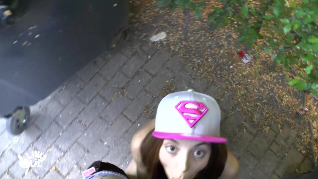 sexy foto nr. 3 von Zwischen den Mülltonnen das Maul zerfickt