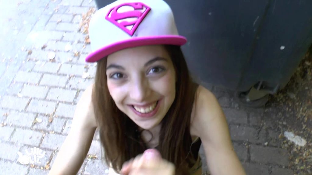 sexy foto nr. 10 von Zwischen den Mülltonnen das Maul zerfickt