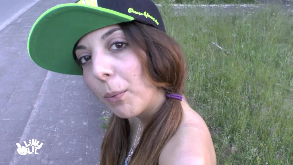 sexy foto nr. 2 von Mitten auf der Straße gefickt!!! Vor Omas Tür!!!