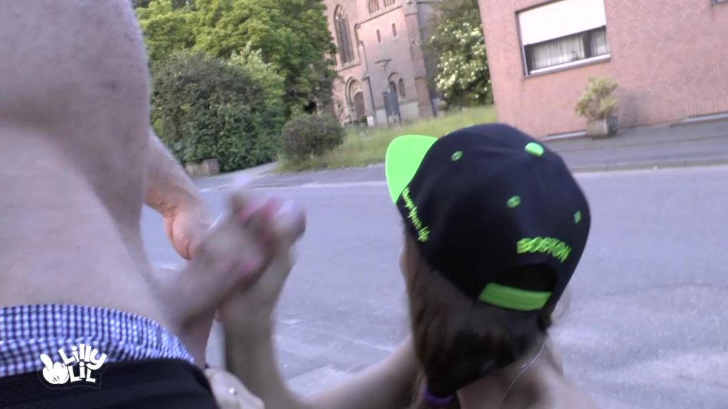 sexy foto nr. 3 von Mitten auf der Straße gefickt!!! Vor Omas Tür!!!