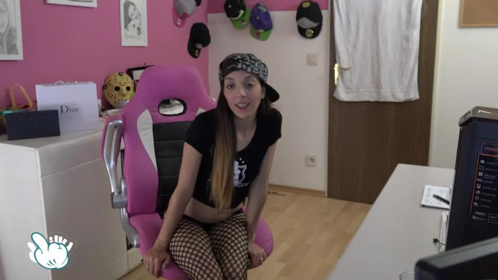 Lilly Lil Hot Clip August