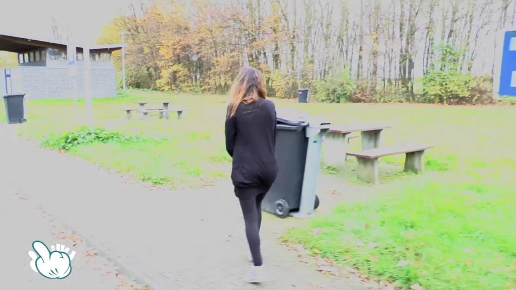 sexy foto nr. 2 von PUBLIC PISS ACTION - Hartes Wetter=Harter Strahl