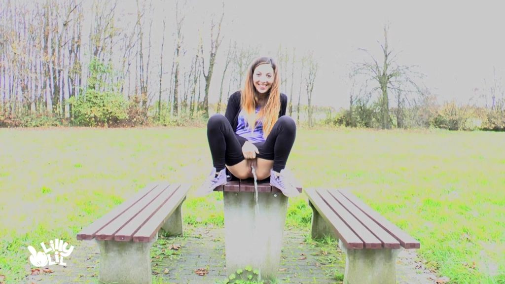 sexy foto nr. 9 von PUBLIC PISS ACTION - Hartes Wetter=Harter Strahl