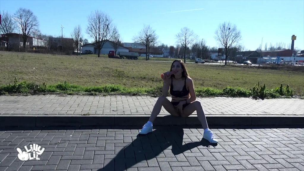 sexy foto nr. 3 von Sporty Outdoor Girl Wichsanleitung