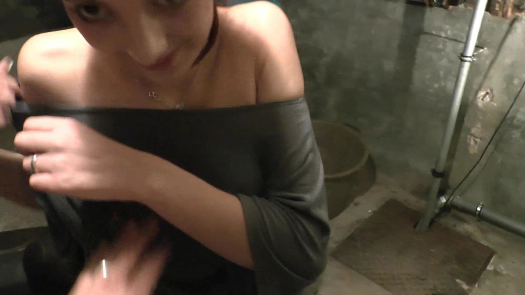 sexy foto nr. 3 von SPANNER im Radkeller ABGEBLASEN POV