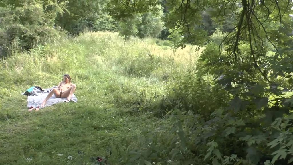 sexy foto nr. 2 von Pussyshow fuer Spanner auf der Liegewiese