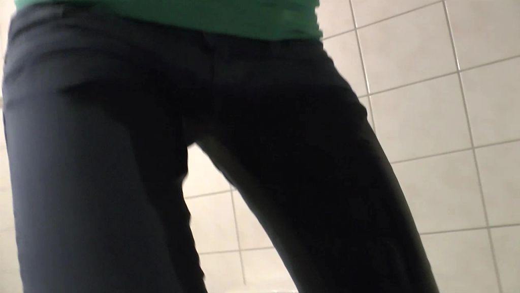 sexy foto nr. 7 von Jeans vollpissen ??? Ja klar voll geil!!!