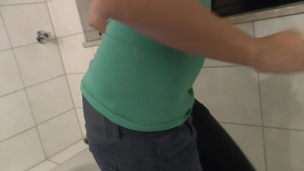 sexy foto nr. 8 von Jeans vollpissen ??? Ja klar voll geil!!!