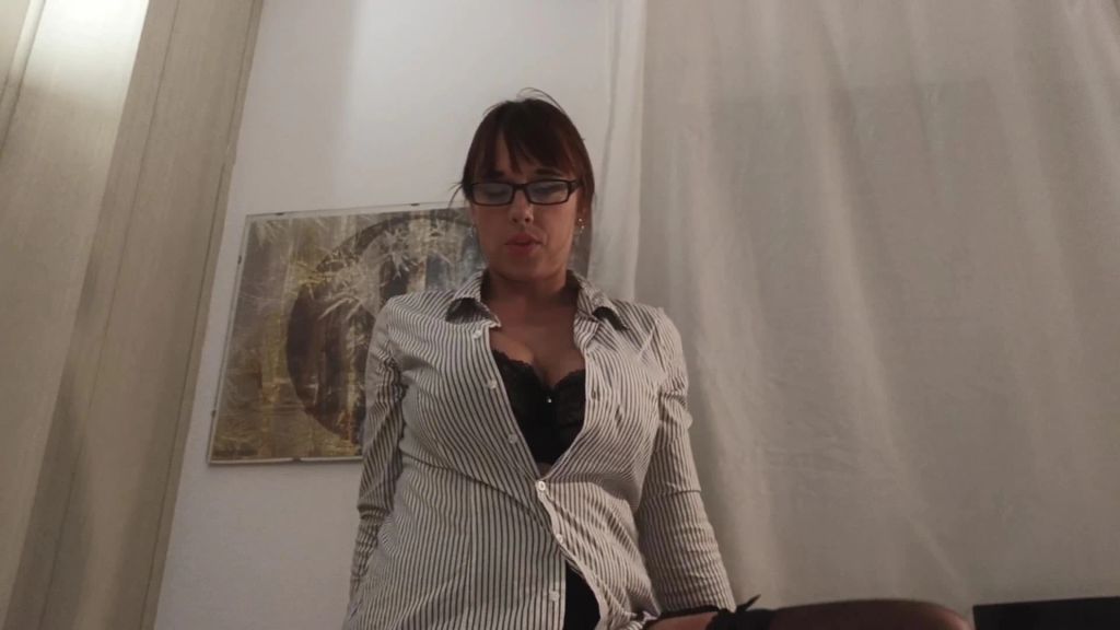 sexy foto nr. 3 von Nymphomane Chefin macht dich zu ihrem (Fick-) Assistenten