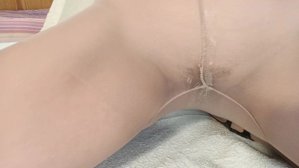 sexy foto nr. 3 von FETTER SQUIRT durch Nylonstrumpfhosen und Tittenbondage