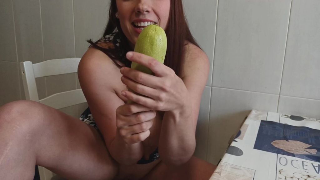 sexy foto nr. 4 von 3 Mal SQUIRT in der Küche - Gemüse in meiner notgeilen Pussy