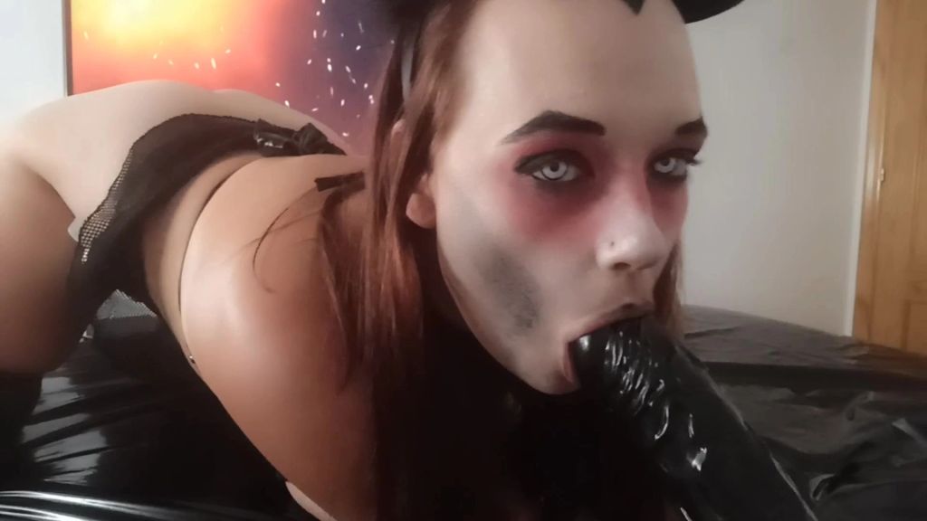 sexy foto nr. 5 von Halloween Soloclip - Squirt durch Monsterdildo Masturbation