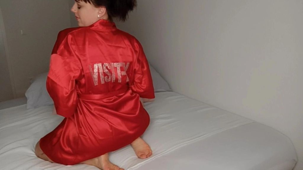 sexy foto nr. 2 von Geiles vollbusiges Luder masturbiert nur für dich