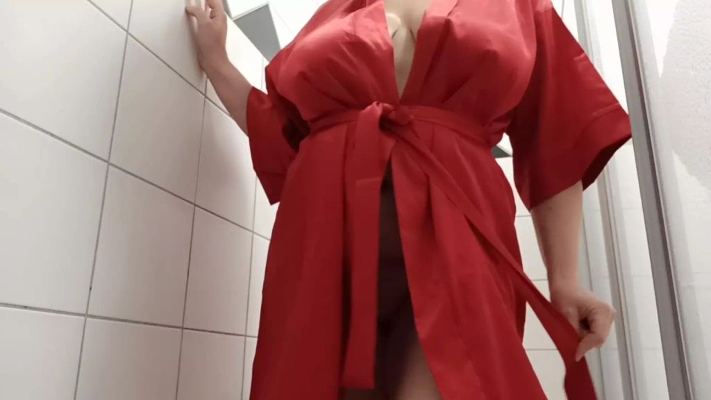 sexy foto nr. 1 von Weihnachtsengel schäumt sich unter der Dusche ein