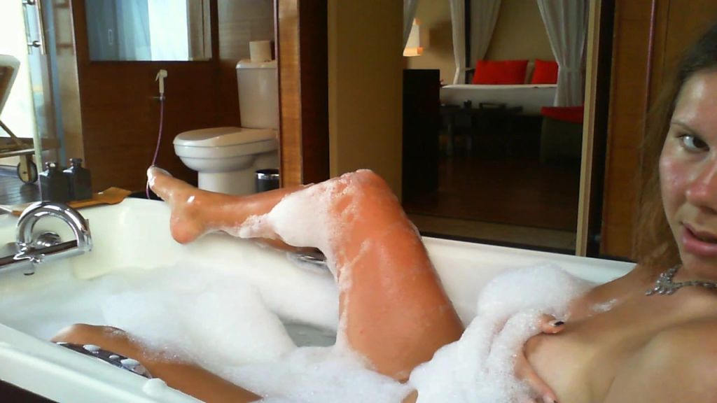 sexy foto nr. 2 von Vicky in der Badewanne 2