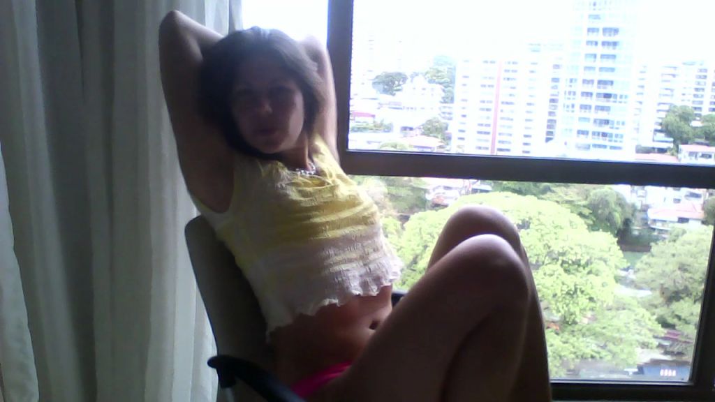 sexy foto nr. 2 von Vicky vor der Skyline