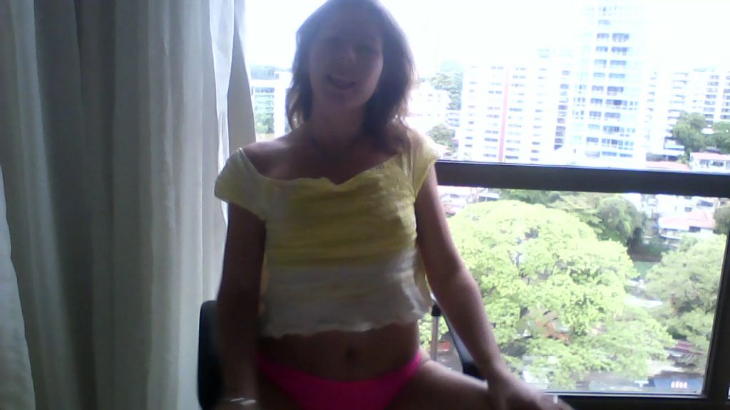 sexy foto nr. 3 von Vicky vor der Skyline