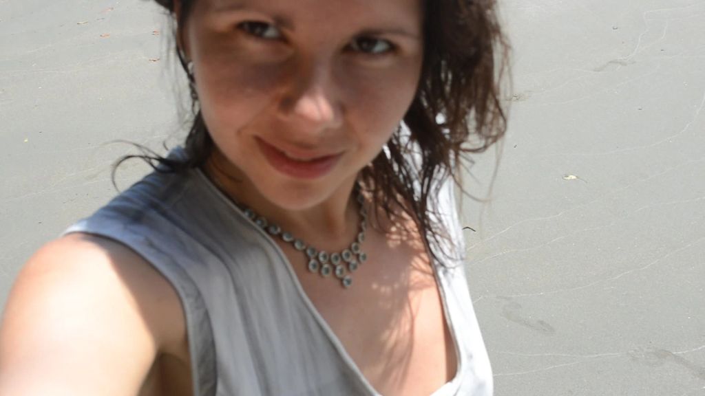 Vicky ohne Höschen am Strand
