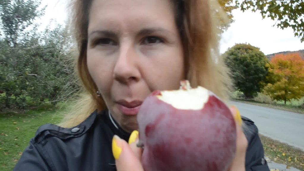 sexy foto nr. 3 von Vickys public in der Apfelplantage