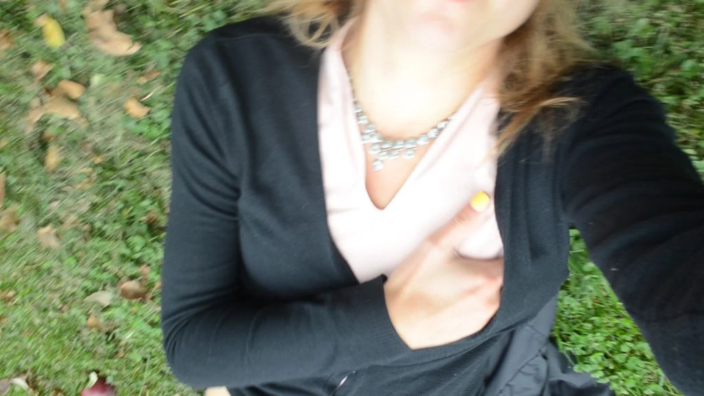 sexy foto nr. 9 von Vickys public in der Apfelplantage