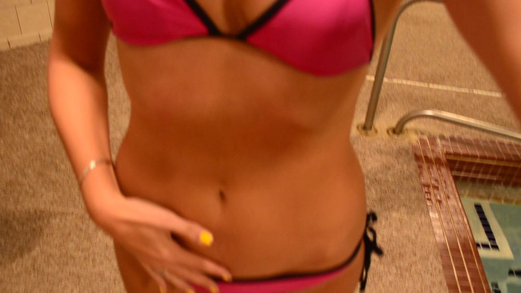 sexy foto nr. 2 von Vicky im öffentlichen Schwimmbad