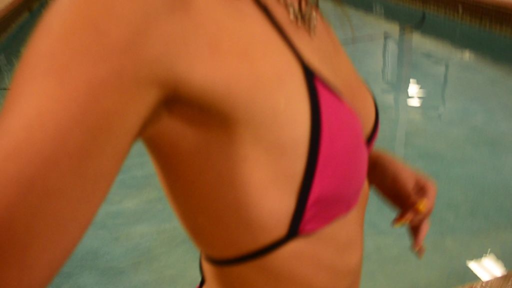 sexy foto nr. 4 von Vicky im öffentlichen Schwimmbad