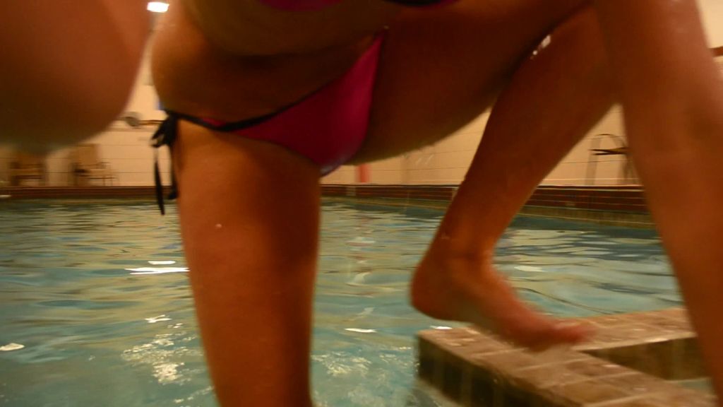 sexy foto nr. 7 von Vicky im öffentlichen Schwimmbad