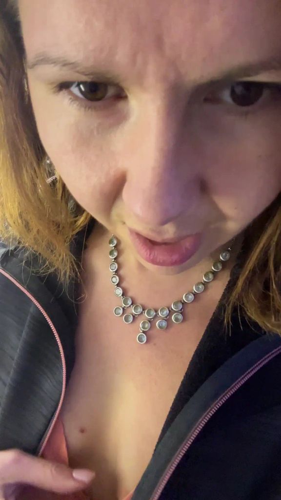sexy foto nr. 4 von Vicky auf der Flugzeugtoilette