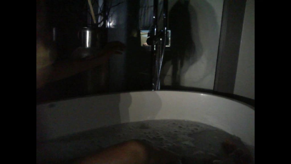sexy foto nr. 1 von Vickys Orgasmus in der Badewanne