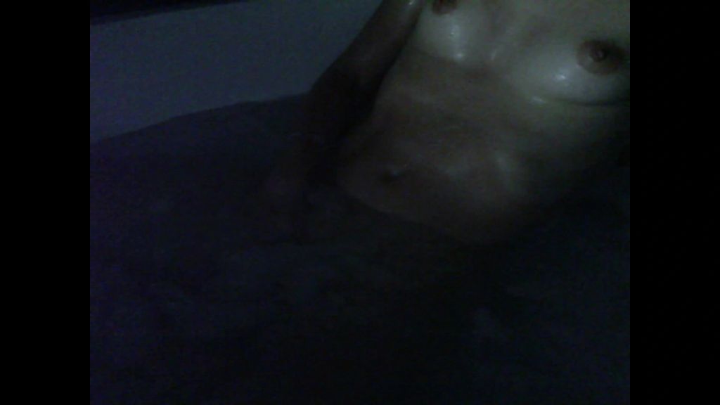 sexy foto nr. 5 von Vickys Orgasmus in der Badewanne