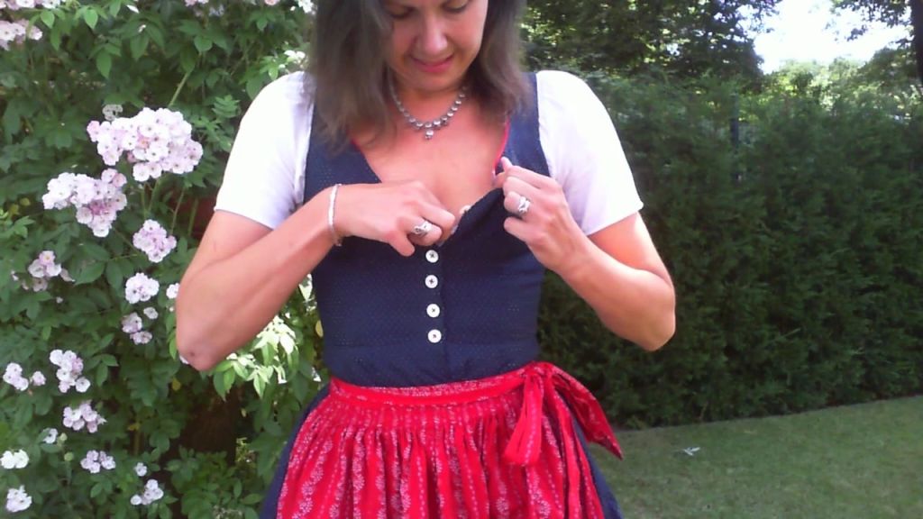 Vicky im Dirndl