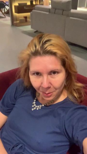 sexy foto nr. 1 von Vicky im Möbelhaus