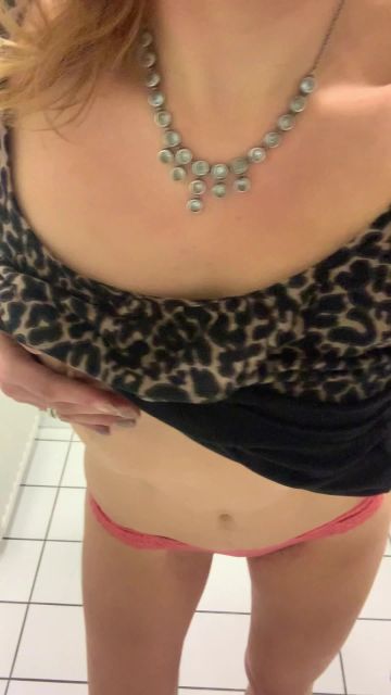sexy foto nr. 5 von Vicky auf der Mitarbeitertoilette