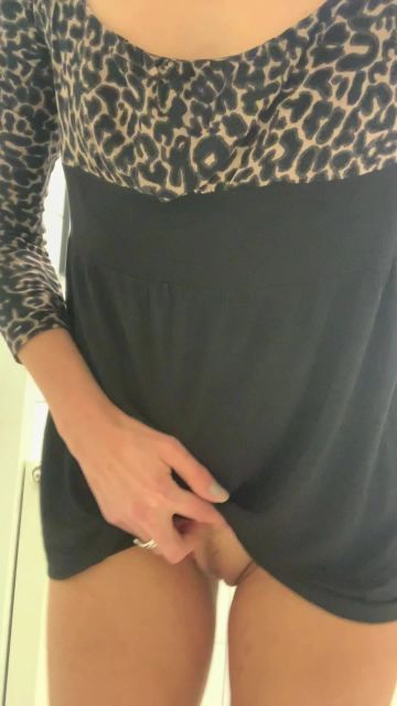 sexy foto nr. 6 von Vicky auf der Mitarbeitertoilette
