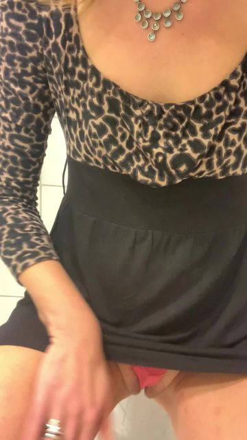 sexy foto nr. 7 von Vicky auf der Mitarbeitertoilette