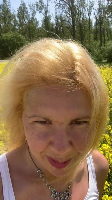 sexy foto nr. 1 von Vickys Pause im Rapsfeld