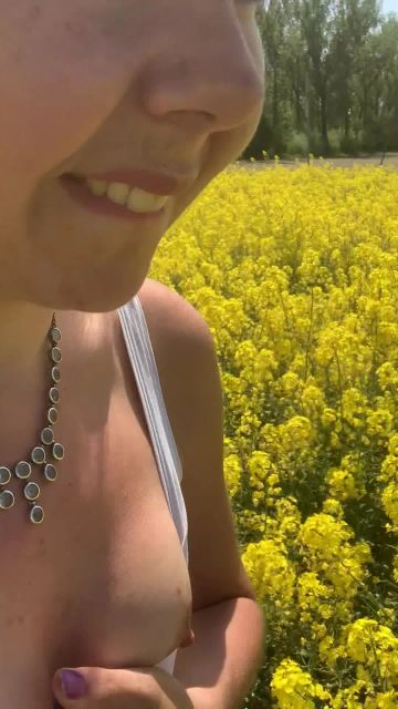 sexy foto nr. 2 von Vickys Pause im Rapsfeld