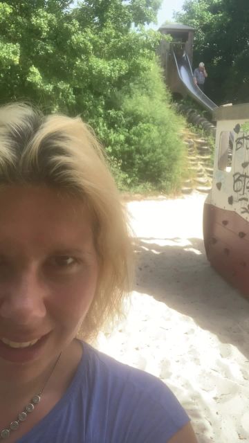 sexy foto nr. 6 von Vicky auf dem Spielplatz